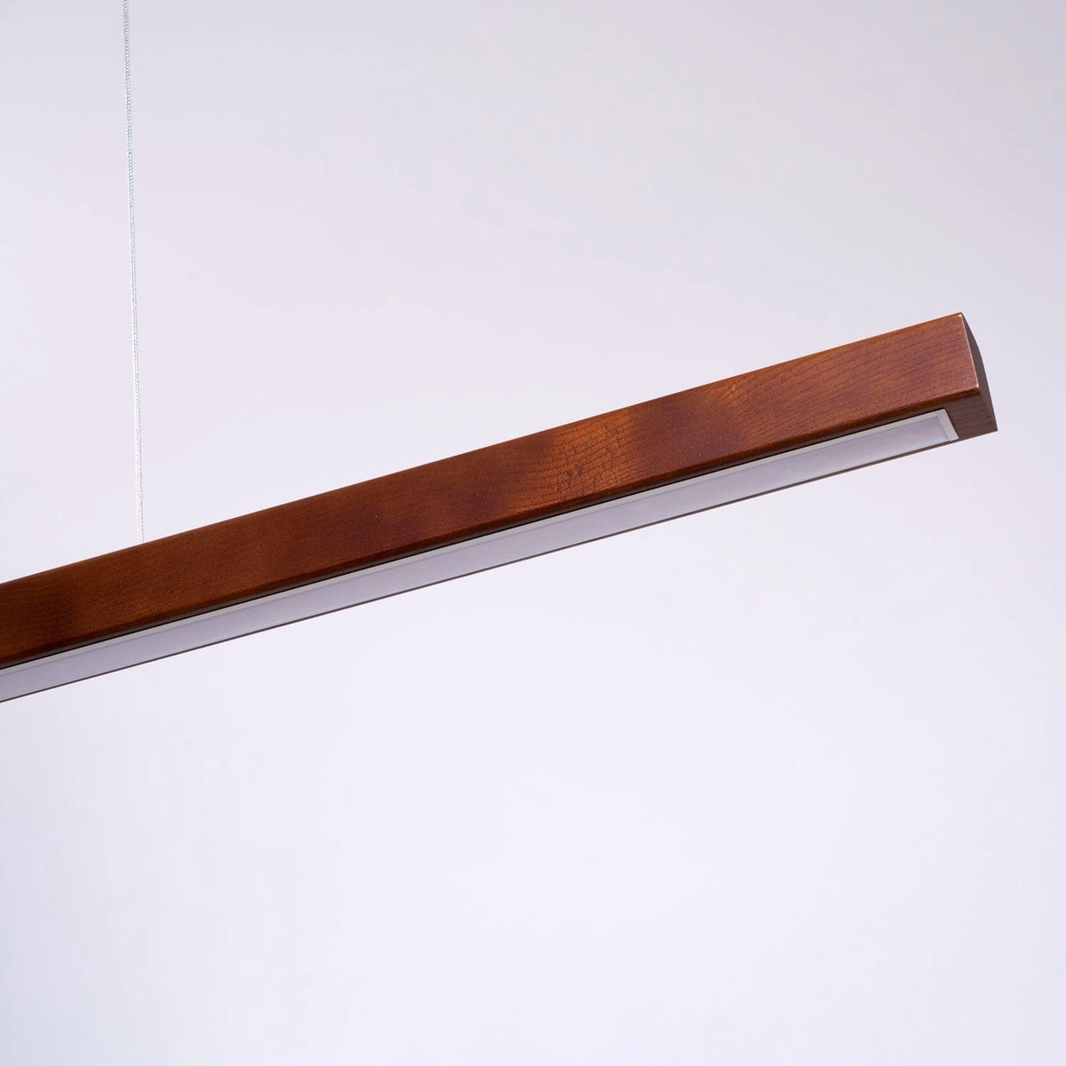 Elowen Suspension linéaire minimaliste en bois