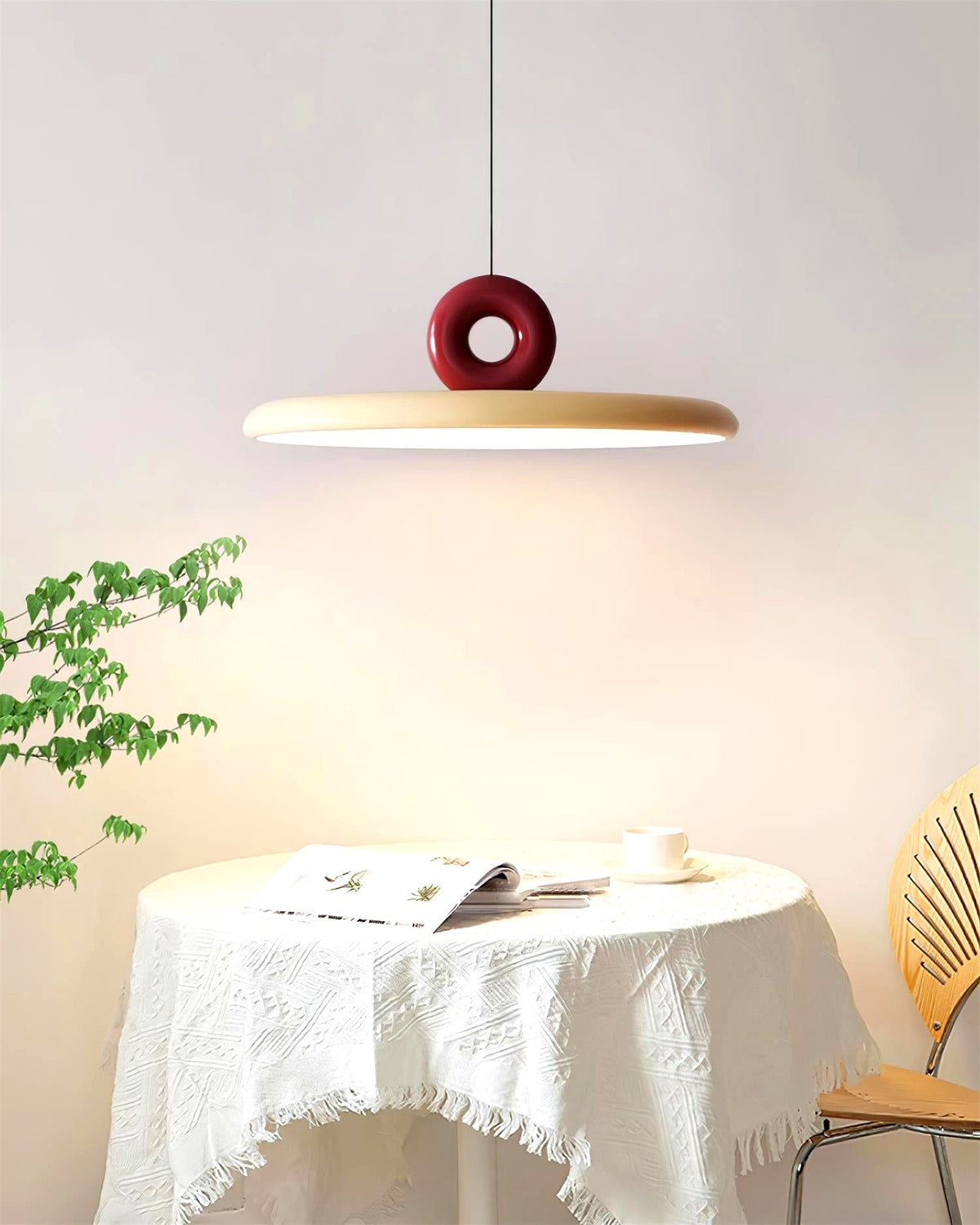 Suspension Disque Acrylique Avec Détail en Boucle Ambiance Minimaliste