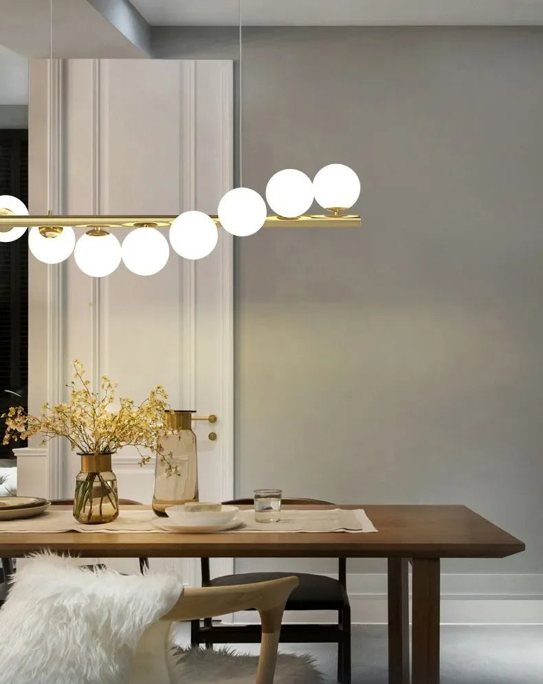 Suspension avec boule en verre et barre linéaire design moderne