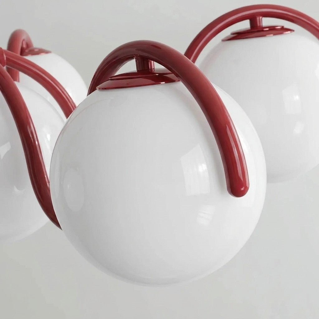 Détail des globes en verre et de la structure rouge