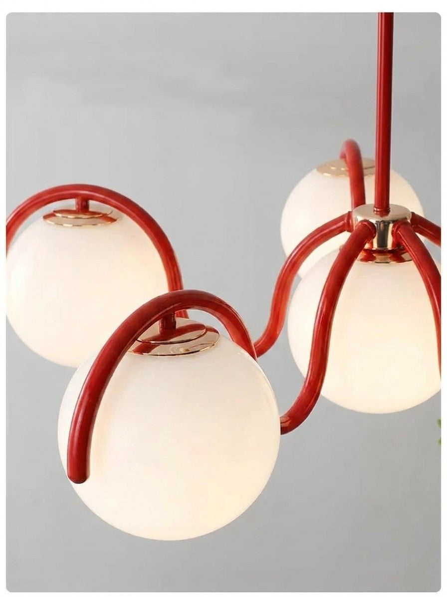 Détail des globes en verre et de la structure rouge