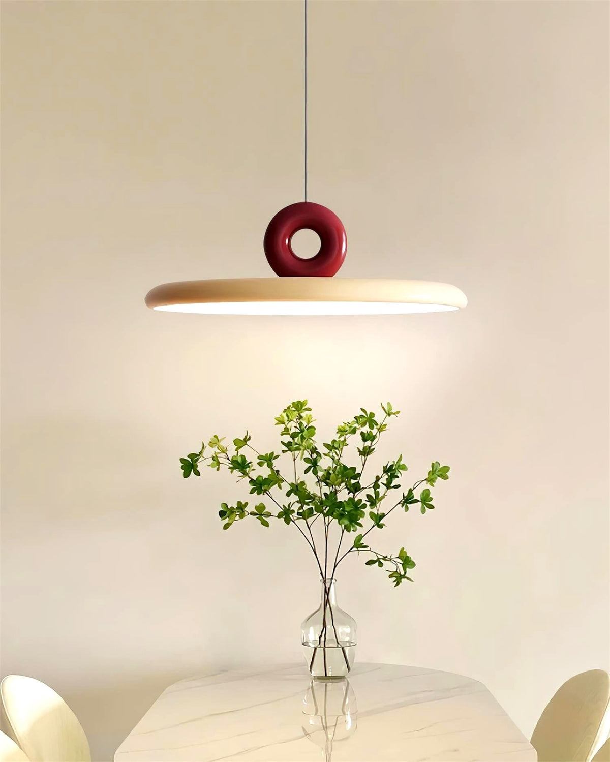 Suspension Disque Acrylique Avec Détail en Boucle Ambiance Minimaliste