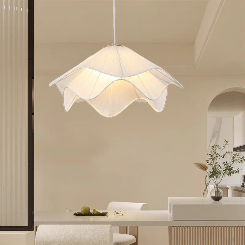 Suspension Fleur en Tissu et Rotin Design Moderne Image