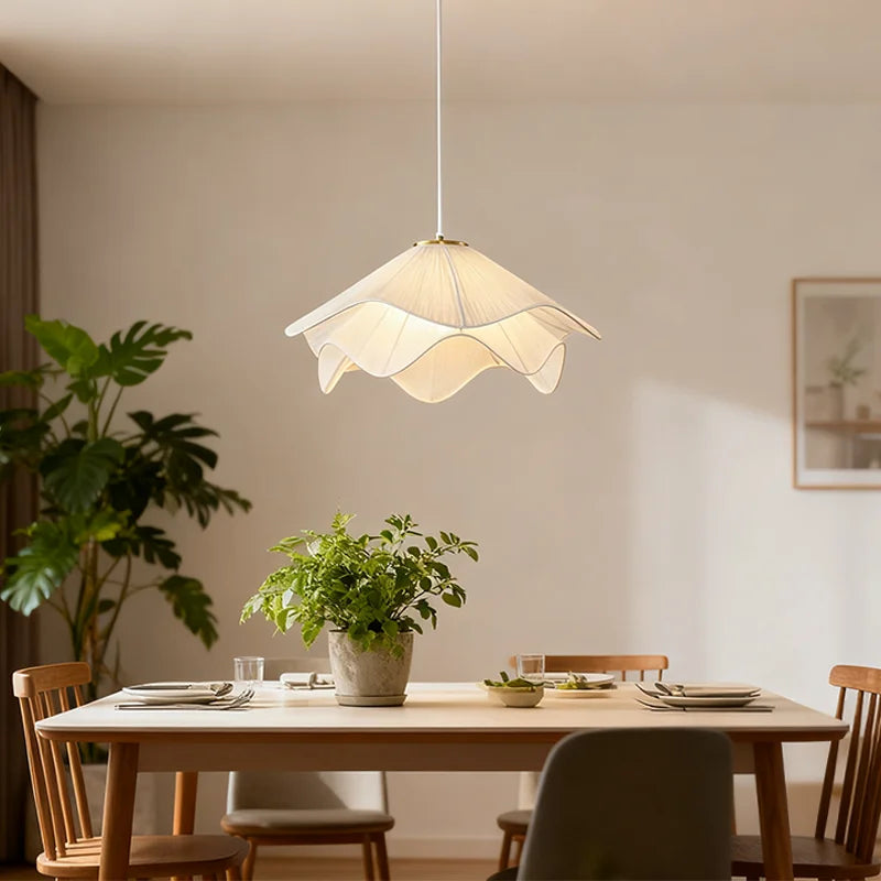 Suspension Fleur en Tissu et Rotin Design Moderne