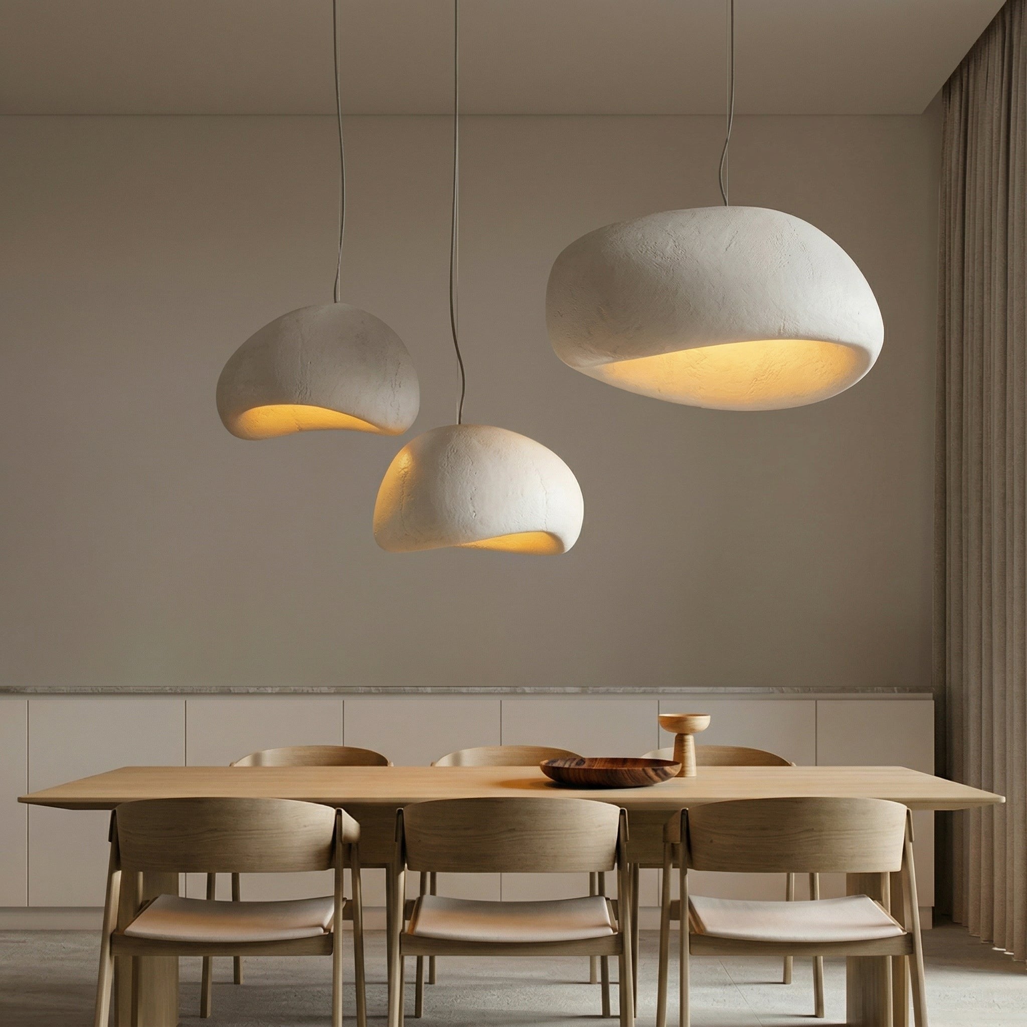 Suspensions organiques blanches au-dessus d'une table à manger Image