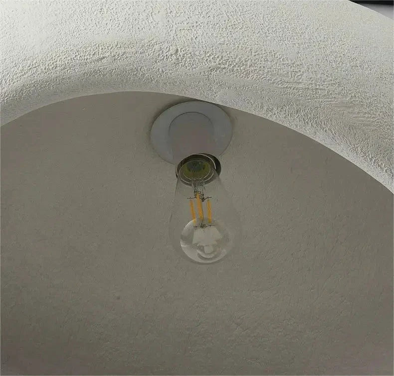 Suspension fixée à un plafond voûté, ampoule apparente