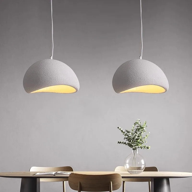 Deux suspensions au-dessus d'une table avec un vase