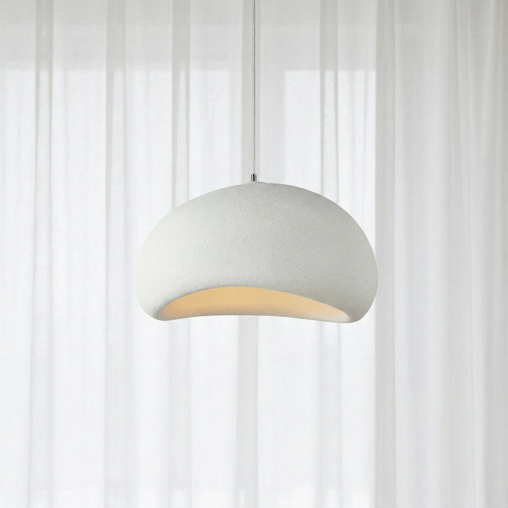 Suspension blanche au design arrondi devant une fenêtre