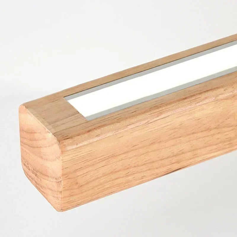 Gros plan de l'extrémité en bois clair et du ruban LED
