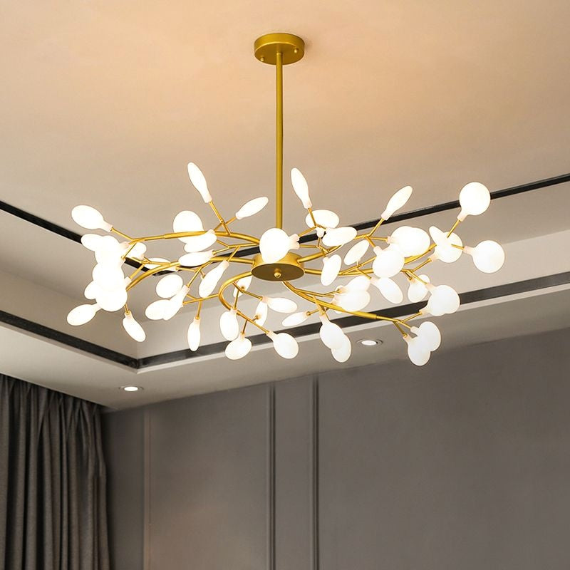 Lustre branches dorées ambiance chaleureuse éclairage indirect