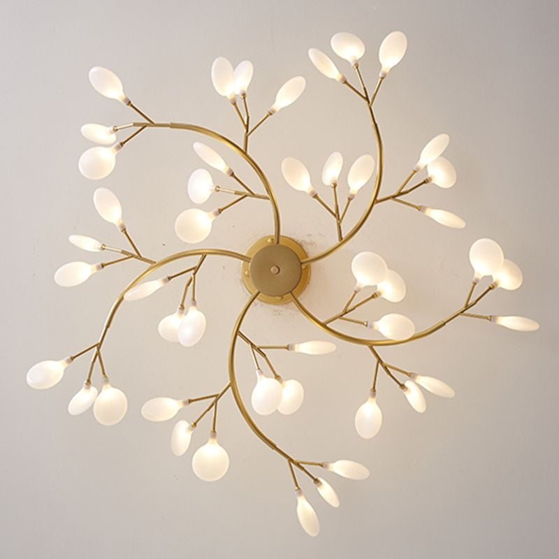Suspension design branches dorées vue intérieur moderne