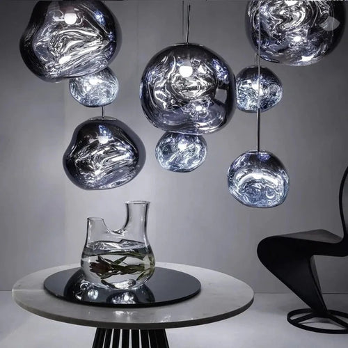 Suspension verre rouge irrégulier éclairage blanc chaud